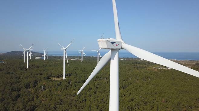 제주의 풍력발전단지.