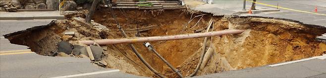 지난 3월 24일 서울 강동구 명일동 대명초교 인근 사거리에서 발생한 대규모 싱크홀 사고 현장. 이솔기자