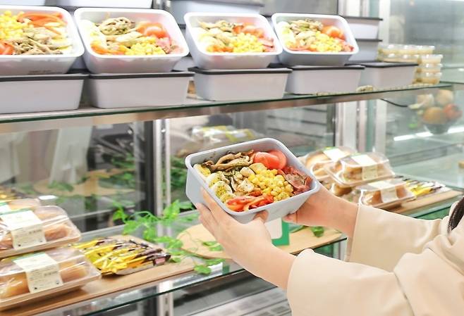 현대그린푸드가 운영하는 구내식당의 정규 샐러드 판매대의 모습 / 사진= 현대그린푸드 제공