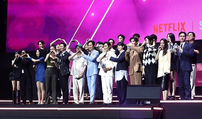 6월 28일 서울광장에서 열린 '오징어 게임 시즌3' 팬 이벤트에서 황동혁 감독을 비롯한 대표 배우들이 포즈를 취하고 있다 / 연합뉴스