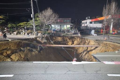 지난 3월 서울 강동구 대명초등학교 인근 사거리에서 싱크홀(땅 꺼짐) 사고가 발생해 현장이 통제되고 있는 모습(뉴스1)