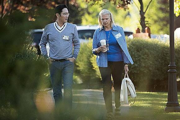 이재용 삼성전자 회장이 2016년 7월  미국 아이다호주 선밸리에서 열린 ‘앨런앤드컴퍼니 미디어 콘퍼런스’에서 지니 로메티 전 IBM 최고경영자(CEO)와 나란히 걸으며 대화하는 모습. 사진=짐비오닷컴