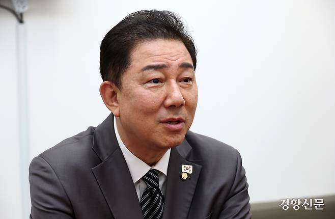 김병기 더불어민주당 대표 직무대행 겸 원내대표가 8일 국회 원내대표실에서 인터뷰를 하고 있다. 권도현 기자