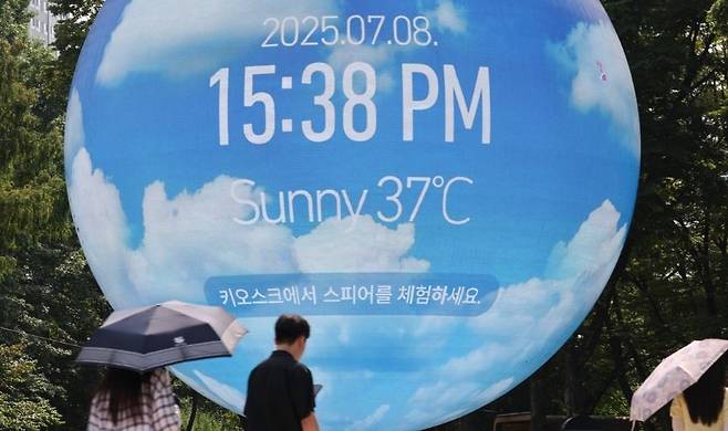 폭염 경보가 발효 중인 지난 8일 서울 송파구 한 조형물에 온도가 표시돼 있다. 연합뉴스