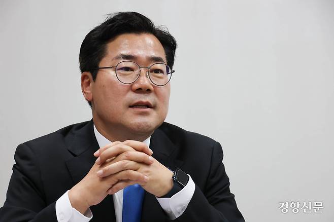 박찬대 더불어민주당 의원이 지난달 24일 국회 의원회관에서 경향신문과 인터뷰하고 있다. 성동훈 기자