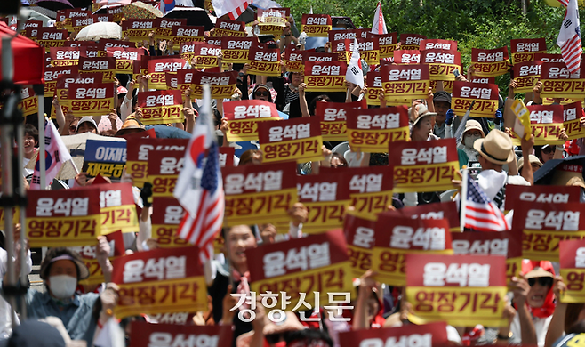12·3 불법계엄 사태 관련 윤석열 전 대통령의 재구속 여부를 결정할 법원의 구속 전 피의자 심문(영장실질심사)이 열린  9일 서울 서초구 서울중앙지법 앞에서 윤 전 대통령의 지지자들이 ‘영장 기각’을 외치고 있다. 성동훈 기자