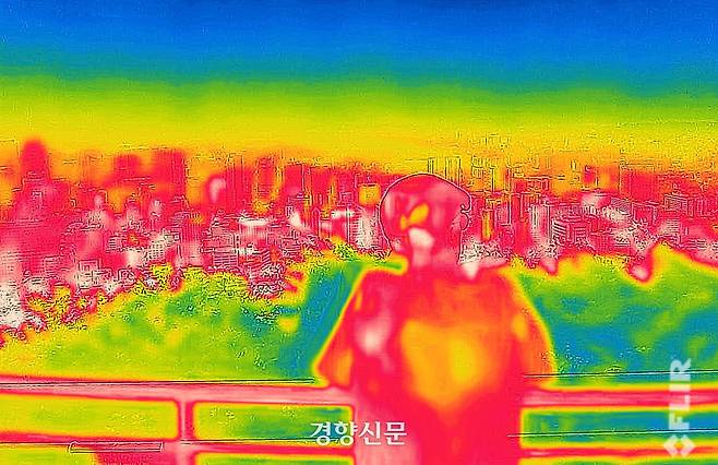 절기상 ‘소서’ 이자 서울 전 자치구에 올여름 첫 폭염경보가 발효된 지난 7일 서울 중구 남산에서 열화상 카메라로 바라본 도심이 열기로 인해 붉게 표시돼 있다.  열화상카메라는 높은 온도를 붉은색으로, 낮은 온도를 푸른색으로 표시한다. 성동훈 기자
