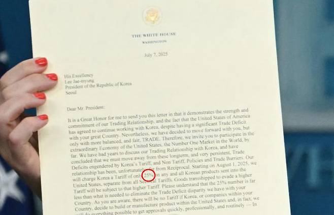 Caroline Leavitt, White House Press Secretary, holds up a letter from U.S. President Donald Trump to Korean President Lee Jae-myung notifying of reciprocal tariffs, during a briefing on July 7 (local time). / AFP-Yonhap