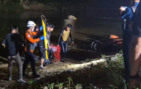 9일 오후 6시17분쯤 충남 금산군 천내리 금강 상류 인근에서 물놀이하던 20대 4명이 실종됐다는 119 신고가 접수돼 경찰과 소방당국이 야간 수색작업을 벌이고 있다. 충남소방본부 제공
