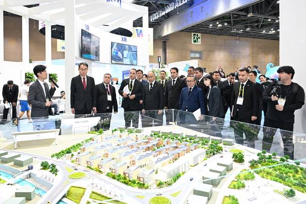 지난해 9월 경기도 고양 킨텍스에서 열린 2024 월드 스마트시티 엑스포에서 관람객들이 스마트시티 단지에 관한 설명을 듣고 있다.  부산시 제공