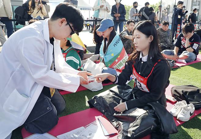 A staffer checks this reporter's heartbeat during the Hangang Space-out Competition in Seocho District, southern Seoul, on May 11. [PARK SANG-MOON]