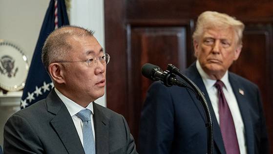 Hyundai Motor Group Executive Chair Euisun Chung, left, speaks at the White House as U.S. President Donald Trump watches on on March 24. [SCREEN CAPTURE]
