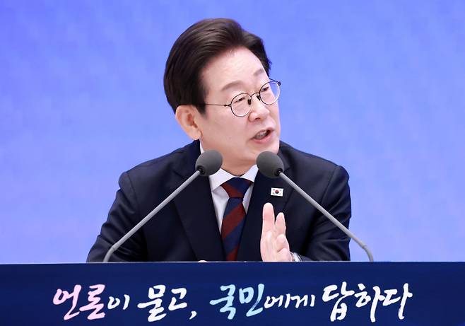 이재명 대통령이 3일 청와대 영빈관에서 열린 '대통령의 30일, 언론이 묻고 국민에게 답하다' 기자회견에서 취재진의 질문에 답하고 있다. 연합뉴스