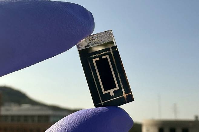 세계최고효율 페로브스카이트/CIGS 탠덤태양전지. 서울대