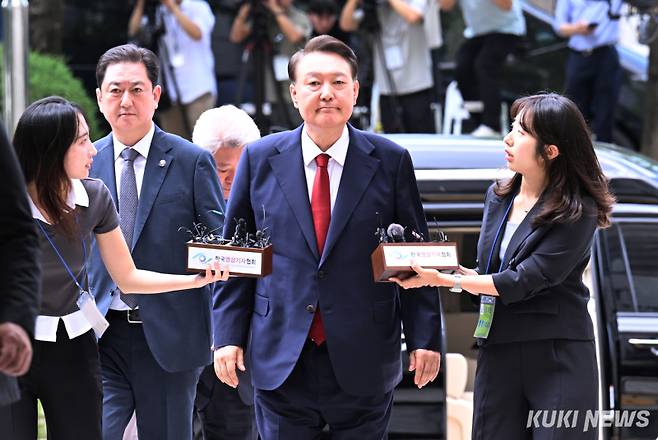 윤석열 전 대통령이 9일 오후 서울 서초구 서울중앙지방법원에서 열린 구속 전 피의자 심문(영장실질심사)에 출석하고 있다.