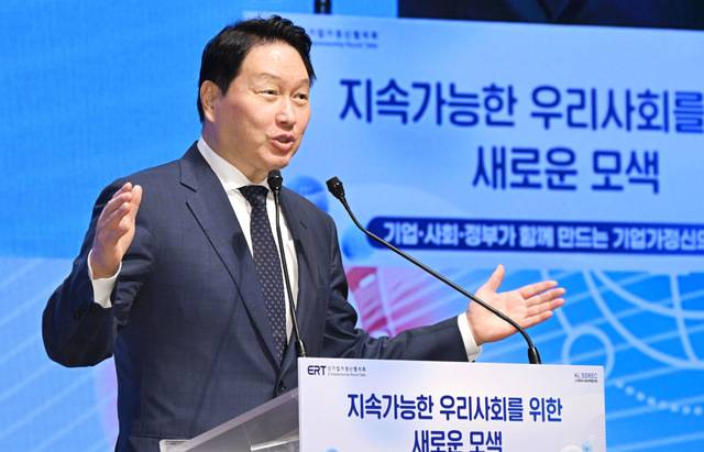 최태원 대한상공회의소 회장이 8일 서울 중구 대한상의 국제회의장에서 열린 토론회에서 인사말을 하고 있다. 권현구 기자