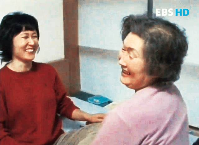 2008년 방송된 EBS ‘다큐 여자’에서 김향숙(왼쪽) 대표가 어머니와 공기놀이를 하며 서로 사랑을 고백하고 있다. 영상 캡처