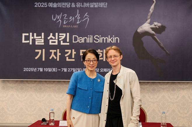 스타 발레리노 다닐 심킨(오른쪽)이 8일 서울 유니버설아트센터에서 열린 유니버설발레단의 ‘백조의 호수’ 기자간담회에서 문훈숙 단장과 포즈를 취하고 있다.    ⓒUniversal Ballet-Lyeowon Kim