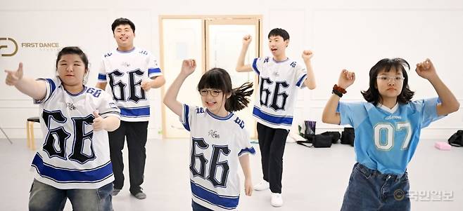 발달장애인 댄스 그룹 ‘에바크루’ 멤버들이 지난달 23일 인천시 부평구 퍼스트 댄스 스튜디오에서 뮤지컬 수업을 참여하고 있다.