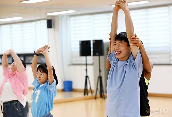 ‘에바크루’ 멤버 어수완 군이 지난달 23일 인천시 부평국민체육센터에서 몸을 풀고 있다.