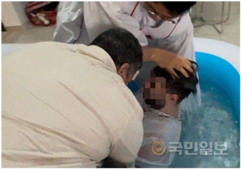 튀르키예에서 복음 광고를 통해 예수를 믿기로 한 시리아 남성이 침례를 받는 모습. 라스트콜 제공