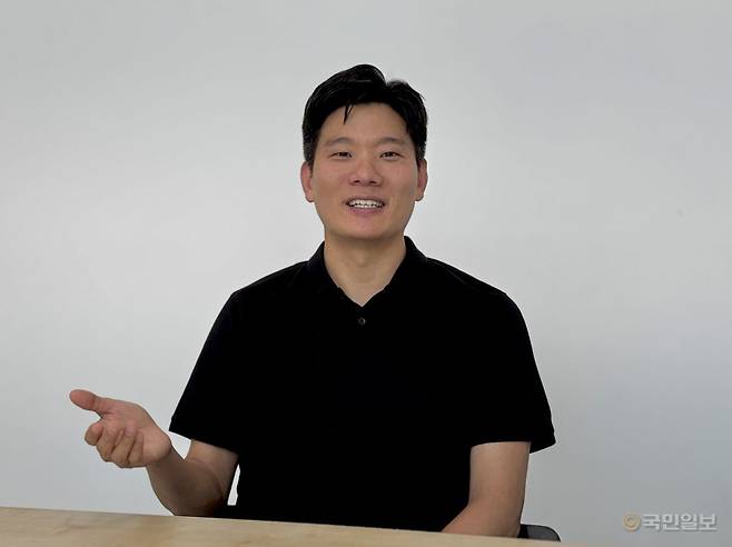 데이빗김 선교사가 9일 경기도 하남 라스트콜 미니스트리 사무실에서 라스트콜 사역의 의미를 소개하고 있다.