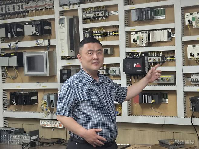 정경훈 정엔지니어링 대표가 8일 전남 여수에 있는 본사에서 AI를 활용한 전기제어 시스템 원리를 설명하고 있다.