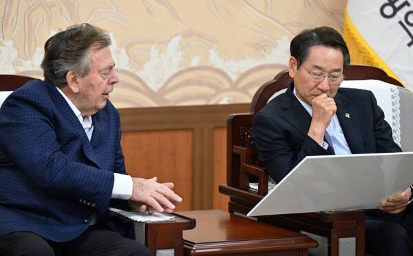 유정복 인천시장이 시청 대접견실에서 리차드 케슬러(Richard Kessler) 케슬러그룹 회장을 접견하고 있다. 인천시 제공