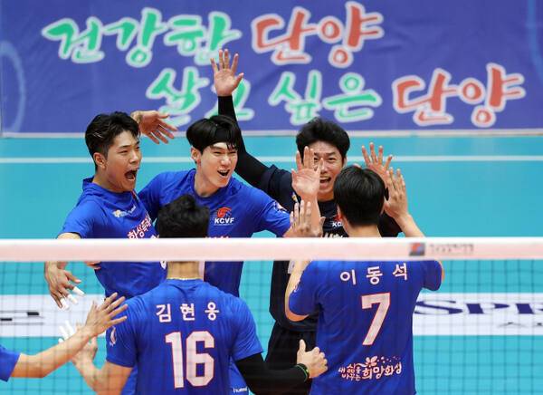 9일 충북 단양체육관에서 벌어진 ‘2025 한국실업배구연맹 & 프로배구 퓨처스 챔프전’ 남자부 국군체육부대와의 준결승전서 승리한 화성시청 선수들이 공격 성공 후 기뻐하고 있다. 발리볼코리아닷컴 제공