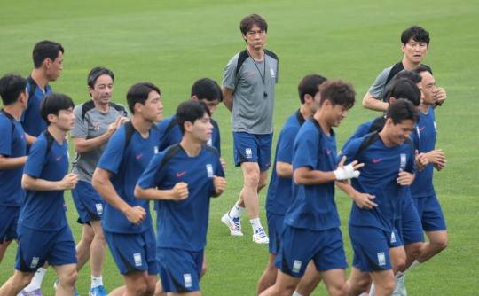 선수들 지켜보는 홍명보 감독. 사진[연합뉴스]