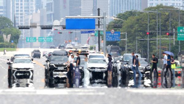 ▲8일 폭염 경보가 발효 중인 서울 여의도 여의대로에 아지랑이가 피어오르고 있다. ⓒ연합뉴스
