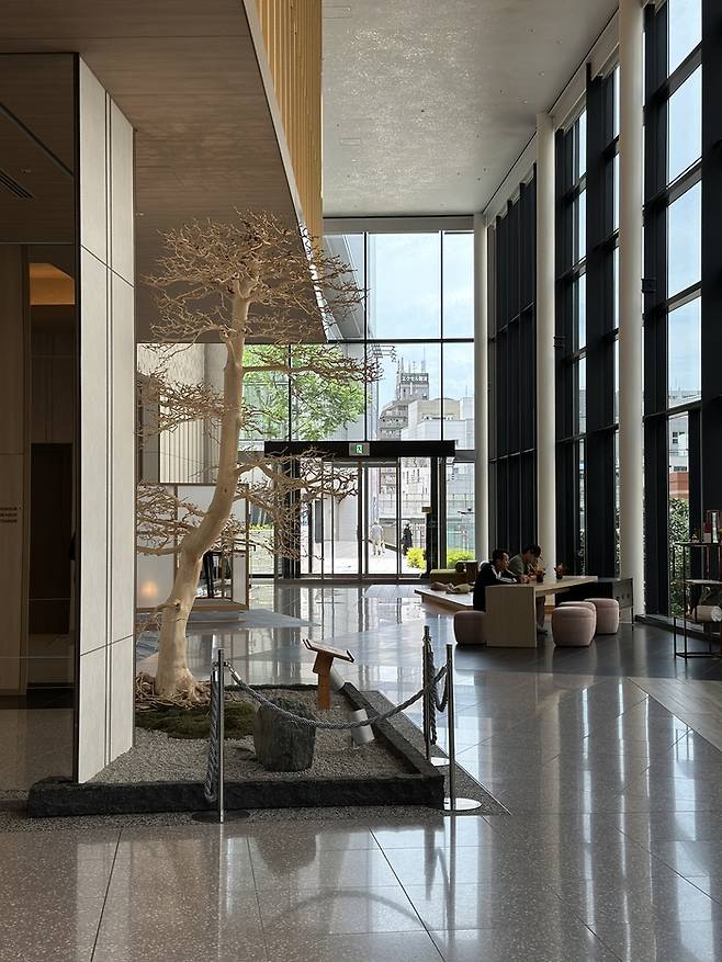 일본과 태국의 분위기가 섞인 로비 / 사진=권효정 여행+ 기자