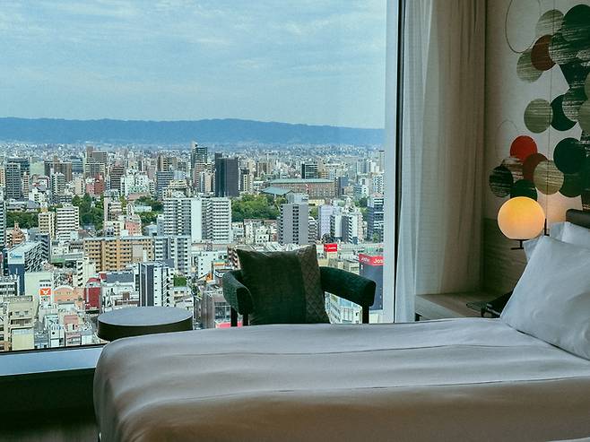 일본 특유의 절제된 미니멀리즘에 태국의 화려한 색감과 장식이 더해진 객실 / 사진=권효정 여행+ 기자