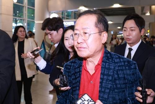 홍준표 전 대구시장이 지난달 17일 인천국제공항 제1여객터미널을 통해 귀국, 취재진과 인터뷰를 마친 뒤 이동하고 있다. 홍 전 시장은 지난 4월 국민의힘 대선 후보 경선에서 패배한 뒤 탈당하고 미국 하와이에 머물렀다. [사진 출처 = 연합뉴스]