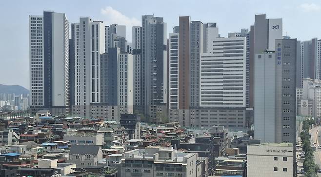 6·27 대출 규제 전 분양권이 활발하게 거래된 이문아이파크자이 전경. [이승환 기자]