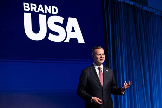 IPW 2025에서 글로벌 관광 전략을 발표하고 있는 프레드 딕슨 미국관광청장 / 사진=미국관광청