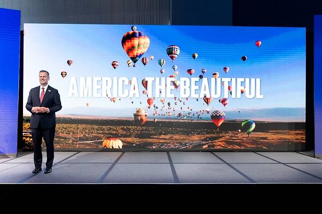 IPW 2025에서 신규 캠페인을 발표하고 있는 프레드 딕슨 미국관광청장 / 사진=미국관광청