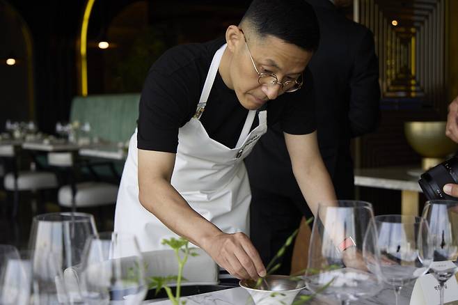 4일 부산 파라다이스 호텔 '라 스칼라'에서 강민구 셰프가 갈라 디너를 준비하는 모습. 파라다이스그룹