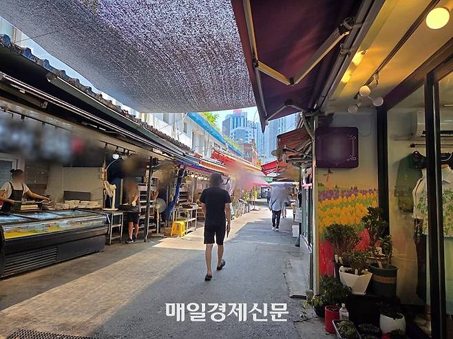 지난 8일 오전 서울 마포구 공덕시장이 한산한 모습을 보이고 있다. [권민선 인턴기자]