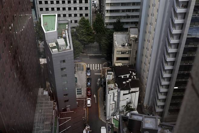 서울시청 근처에 낙후 오피스 건물들이 자리하고 있다. [김호영 기자]