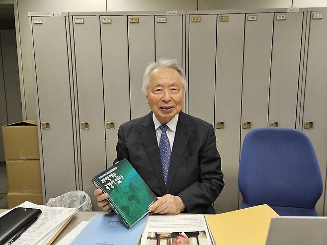 히라사와 료 도쿄대 명예교수가 1998년 매경출판에서 출간된 고 최형섭 전 과학기술처 장관의 자서전인 '과학에는 국경이 없다'를 들고 인터뷰하고 있다.    도쿄 이승훈 특파원