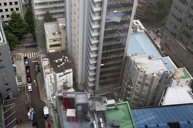 서울 대표 업무지구인 서울시청역 주변으로 낡은 오피스 건물이 밀집해 있다.  김호영 기자