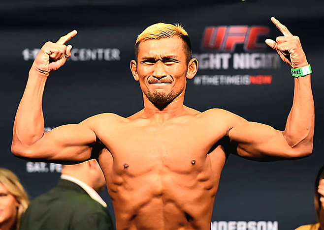 구니모토 기이치가 2015년 2월 미국 콜로라도주 브룸필드 퍼스트 뱅크 아레나 UFC 파이트 나이트 60 계체 통과 기념 촬영을 하고 있다. 사진=TKO