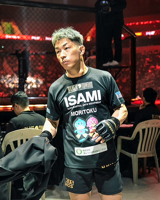 ‘무사’ 다케나카 다이치가 2025년 5월 인천광역시 영종국제도시 인스파이어 아레나 8천여 관중 앞에서 블랙컴뱃 14 종합격투기 밴텀급 5분×3라운드 경기를 치르기 위해 입장하고 있다. 사진=이데아 파라곤