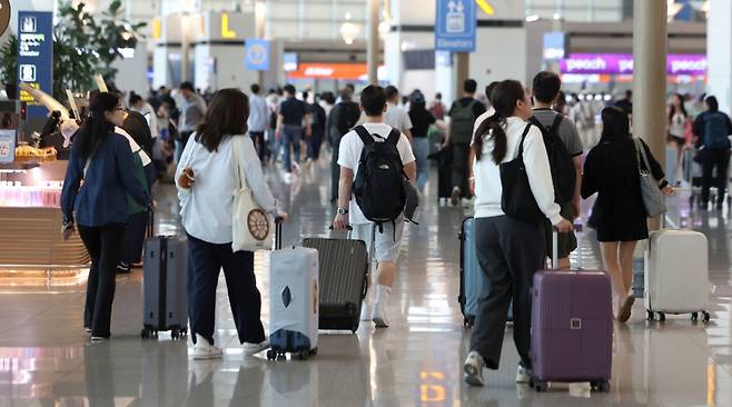 [인천공항=뉴시스] 김선웅 기자 = 7일 인천국제공항 제1여객터미널 출국장에서 여름 휴가철을 맞아 출국하는 여행객들이 출국 수속을 밟기 위해 이동하고 있다. 2025.07.07. mangusta@newsis.com /사진=김선웅
