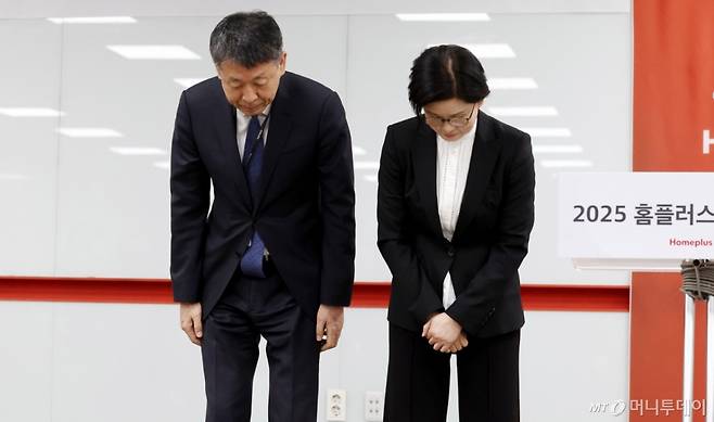 조주연(오른쪽) 홈플러스 사장과 김광일 홈플러스 공동대표(MBK 부회장)이 지난 3월 14일 오전 서울 강서구 홈플러스 본사에서 열린 기자간담회에서 최근 기업회생절차와 관련한 회사의 입장 발표 전 고개숙여 인사를 하고 있다. /사진제공=뉴시스