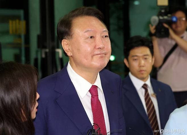 윤석열 전 대통령이 지난 5일 오후 서울 서초구 서울고등검찰청에 마련된 내란특검 사무실에서 2차 대면 조사를 마친 뒤 귀가하고 있다./사진=뉴시스