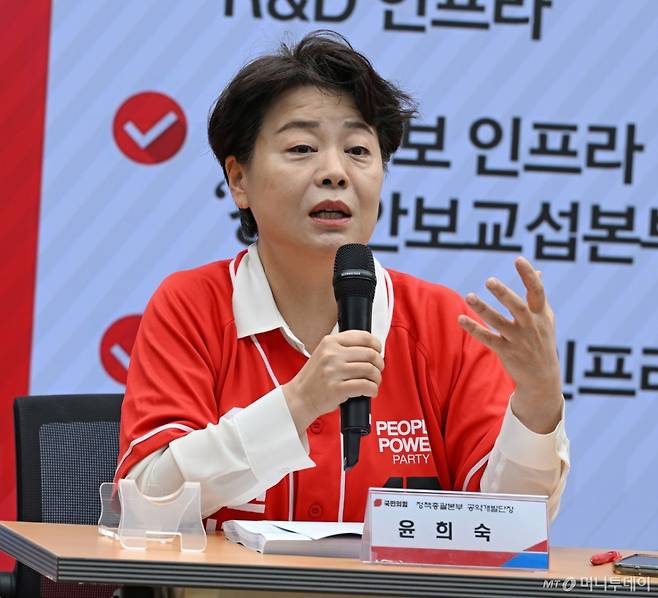 [서울=뉴시스] 권창회 기자 = 윤희숙 국민의힘 정책총괄본부 공약개발단장이 18일 서울 여의도 중앙당사에서 김문수 대선 후보의 경제 공약 발표를 마친 뒤 취재진의 질문에 답하고 있다.(공동취재) 2025.05.18. photo@newsis.com /사진=