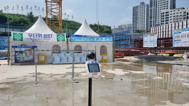 LH가 폭염대비 건설 현장 근로자 안전을 위해 현장 내 작업공간에 무더위 쉼터를 마련하고 체감온도 측정기 설치를 의무화한다. /사진제공=LH