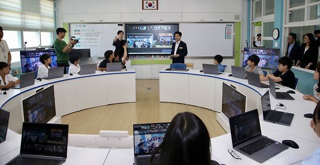 화순 오송초와 남극 장보고기지가 함께하는 ESG 공동수업에 참관한 김대중 전남교육감.(가운데 오른쪽)/사진제공=전남교육청